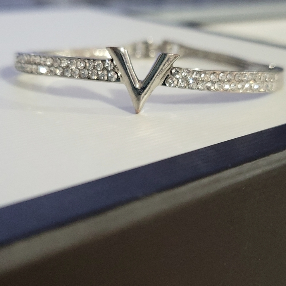 V Bracelet Swarovski Crystals in Silver.